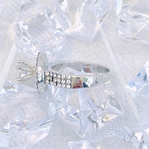 NWOT Rhinestone Round Crystal Ring Jewelry - Picture 7 of 7